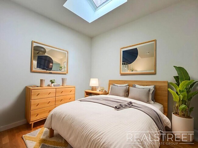 Building Photo - Brand New 4BD/2BA Penthouse with Skylight,...