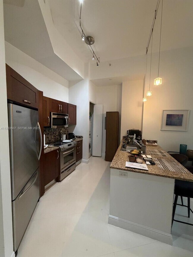 Building Photo - 19900 E Country Club Dr