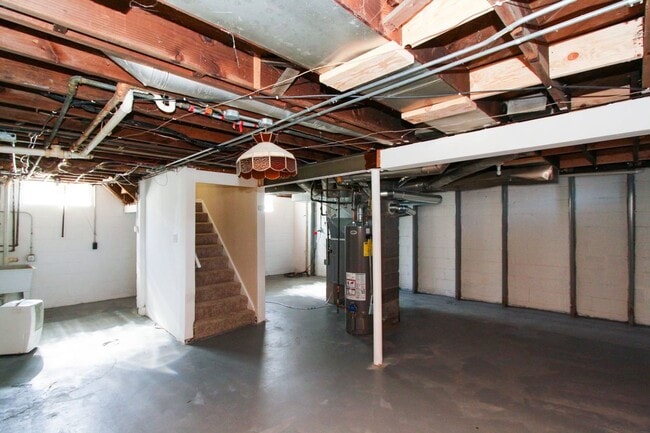 Building Photo - Spacious 3 bedroom 1.5 Bath Gem Available Great location!