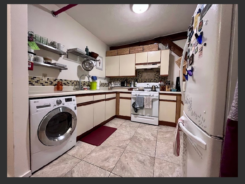 Kitchen - 216 Lake St