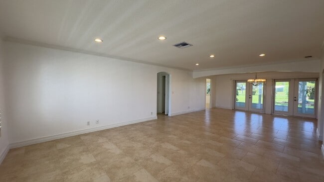 Building Photo - 1108 W Ocean Ave