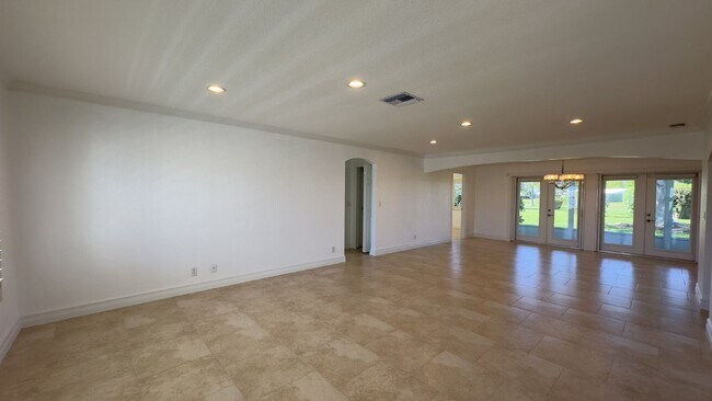 Building Photo - Lakefront 2BR Home in 55+ Leisureville Community