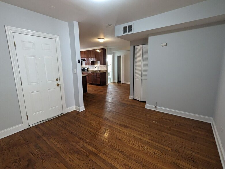 Building Photo - 5027 N Harding Ave