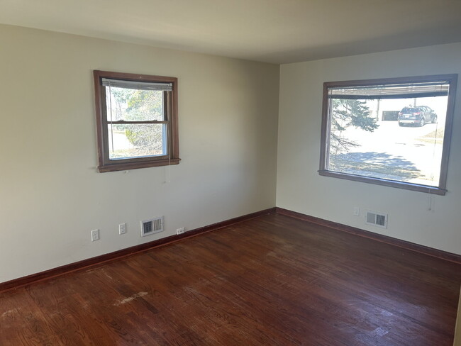 Building Photo - Three bedroom home on South side