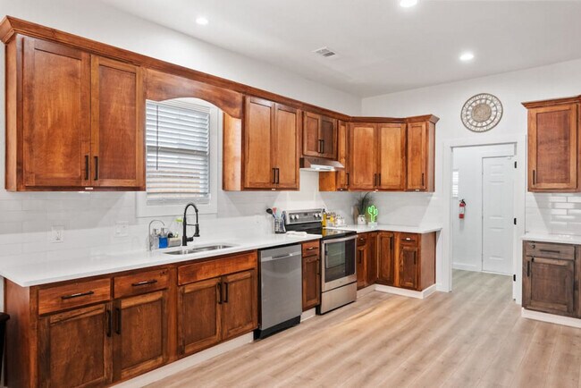 Building Photo - 921 E Hattie St