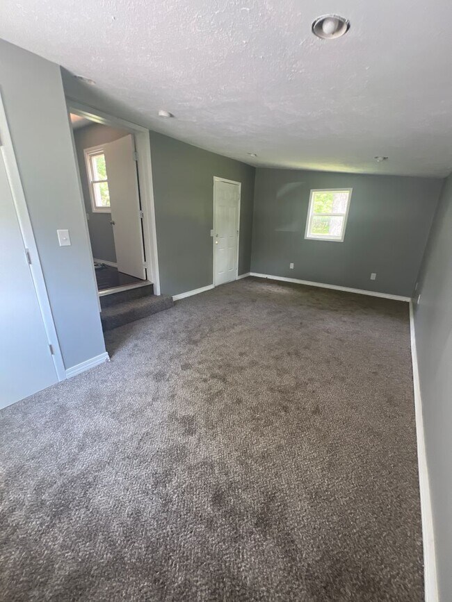 Building Photo - 3 bedroom/1 bathroom house