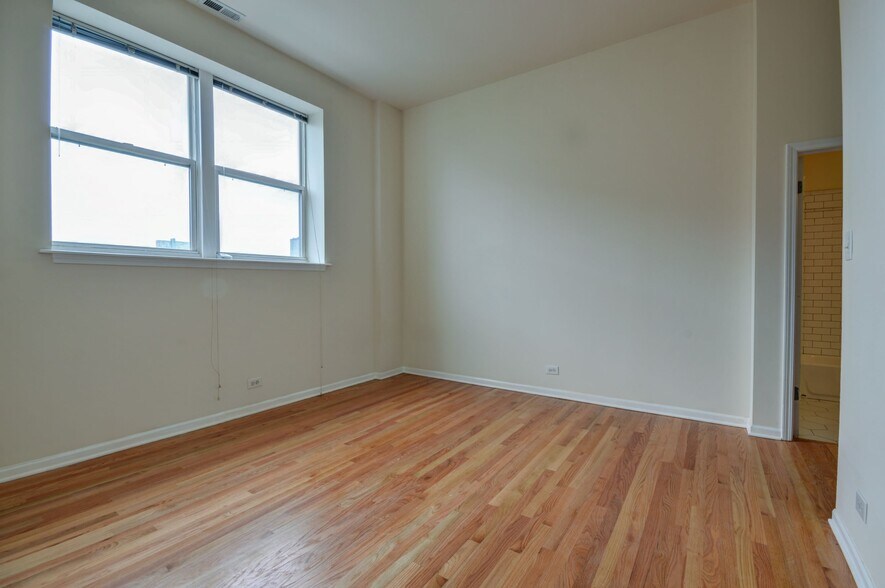 Building Photo - 3255 N Sheffield Ave