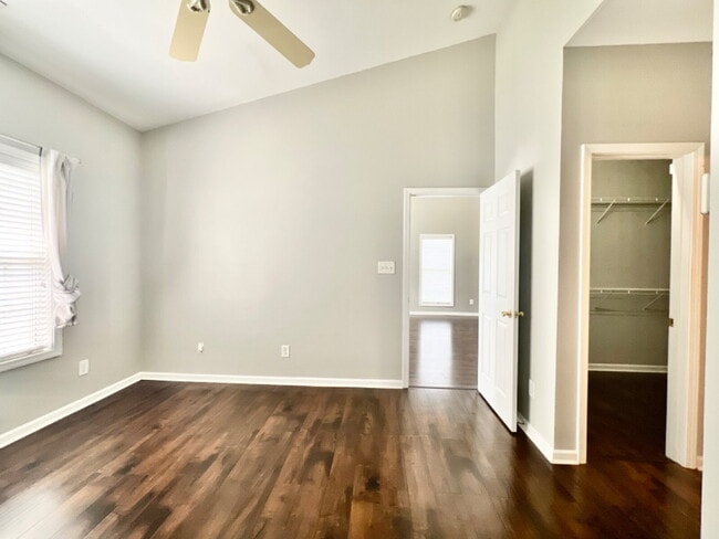 Building Photo - UPDATED 1 STORY TOWNHOME!