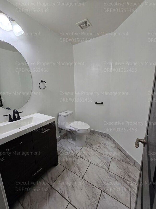 Building Photo - 3 bedroom/ 2.5 bathroom 2 story home.