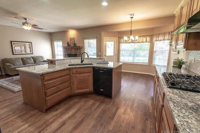 Building Photo - 5 Bedroom Home In Broken Arrow