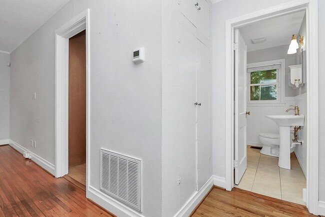 Building Photo - Charming 2BD/1BA Bungalow in Bradley Hills!