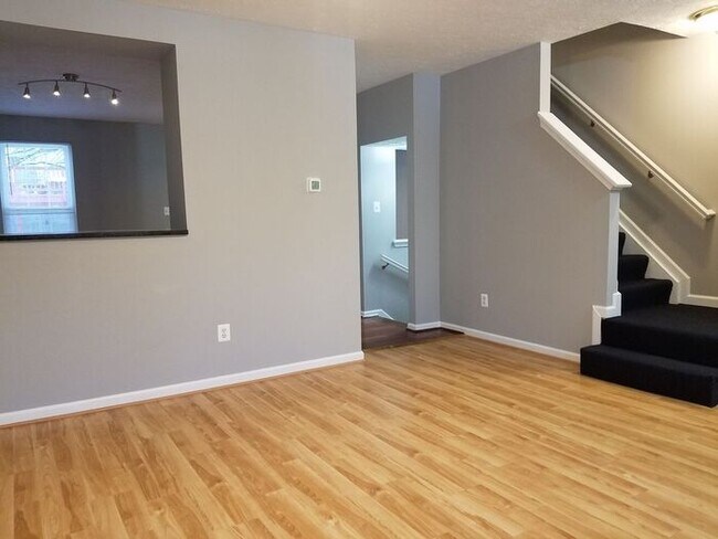 Building Photo - 3 Bedrooms 4 Bathroom House