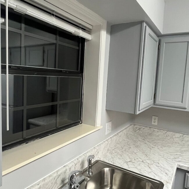 Building Photo - Apartment for Rent