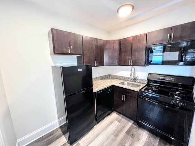 Building Photo - 839 W Sheridan Rd