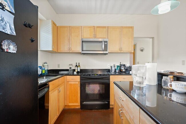 Building Photo - 711 W 26th St