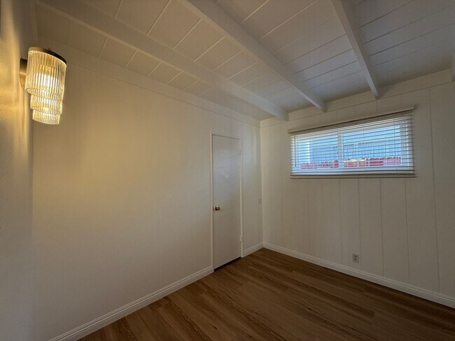 Building Photo - 1033-1035 Bath Lane