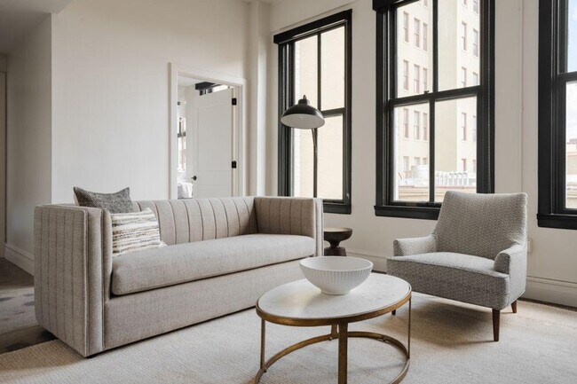 Primary Photo - 505 E Travis St