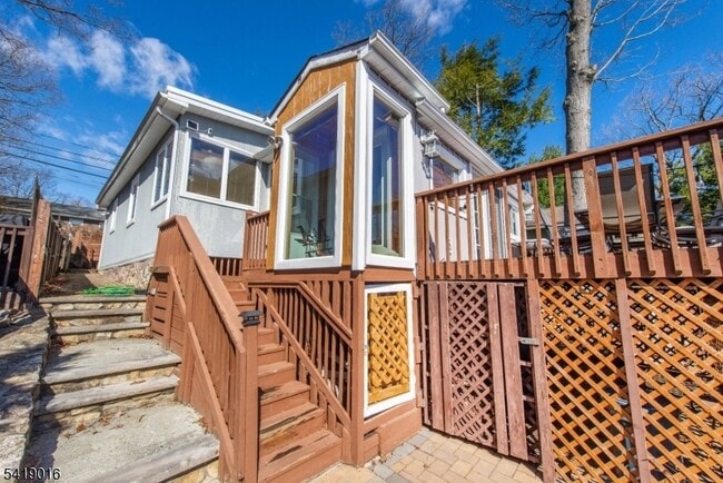 Building Photo - 25 Lake Rd