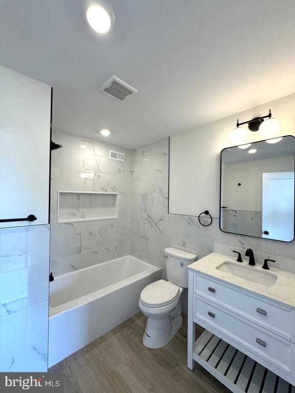 Building Photo - 2043 N Randolph St