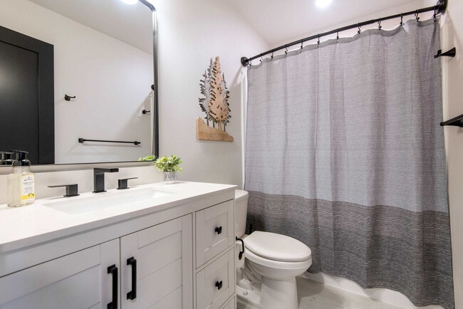 Building Photo - 690 Stone Peak Lp