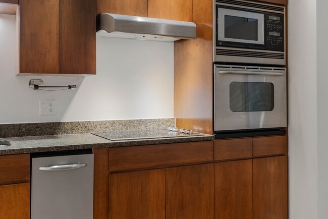 Building Photo - 106 N High St