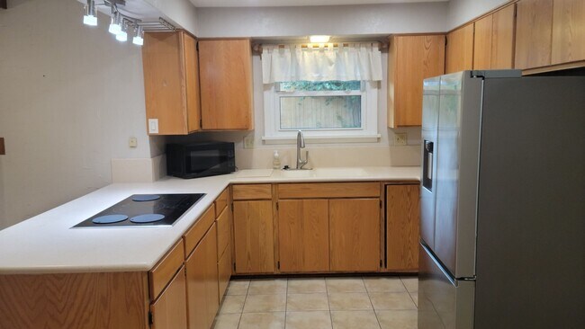 Building Photo - 3 Bed, 3 Bath with Downstairs Kitchenette ...