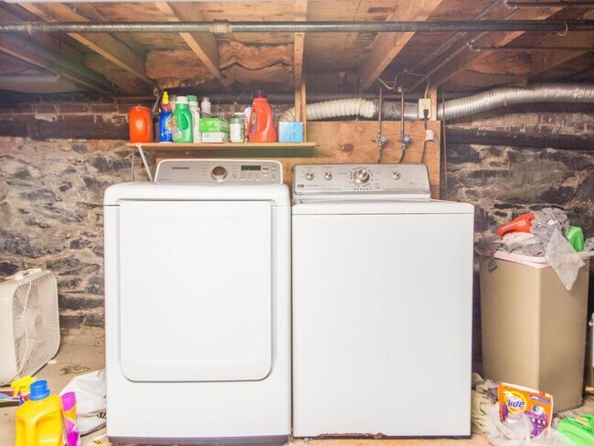 Building Photo - 123 Willow St