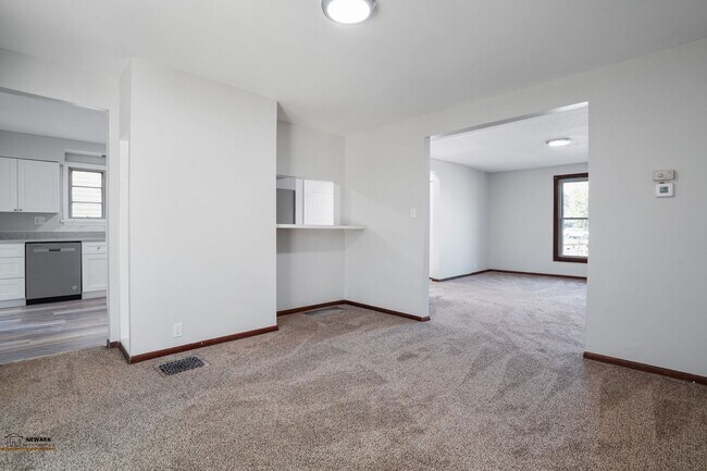 Building Photo - Spacious 3 Bed, 2 Bath in Newark - Move-In...