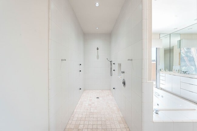 Building Photo - 10272 Overhill Dr