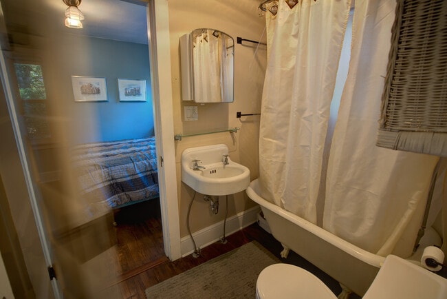 Building Photo - 1 Bed/1Ba.. Adorable Bungalow in Prime North End Location!