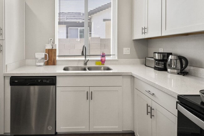 Building Photo - 6606 W Paradise Ln