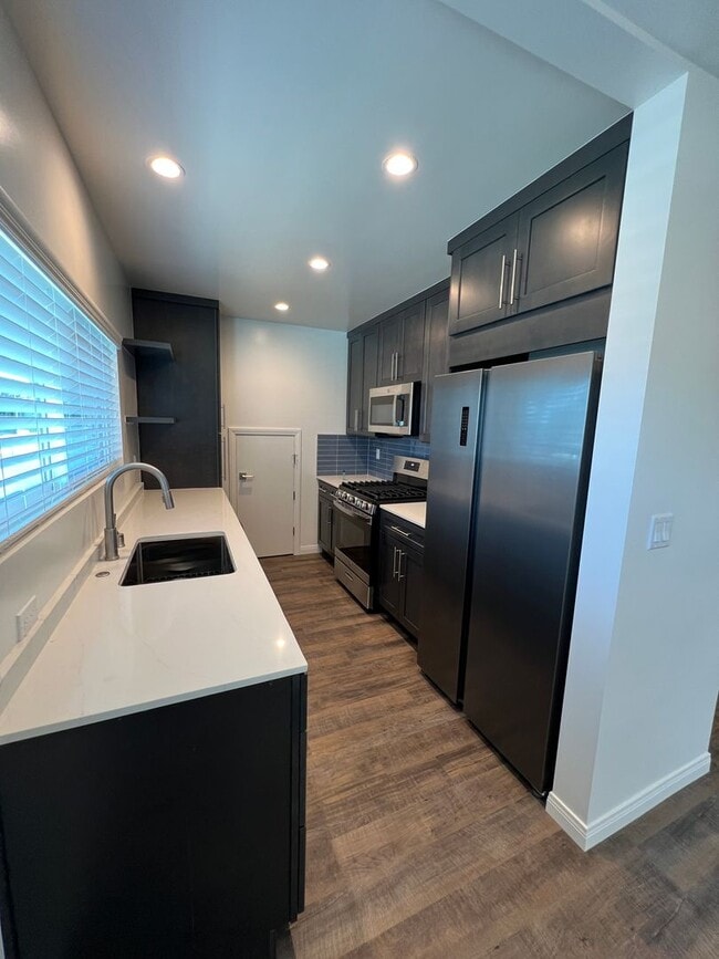 Building Photo - Midtown Gorgeous Updated Apartment! 2/2 downstairs!