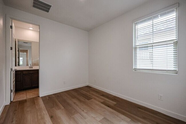 Building Photo - Stunning 4 bedroom, 4 bathroom home in the desirable gated community of Horizon in Chandler