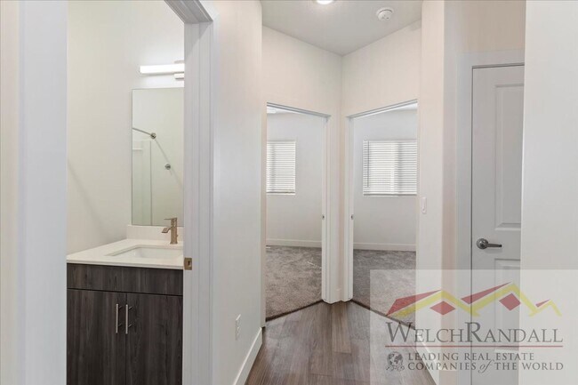 Building Photo - Beautiful 3 Bed 2.5 Bath Townhome in West ...