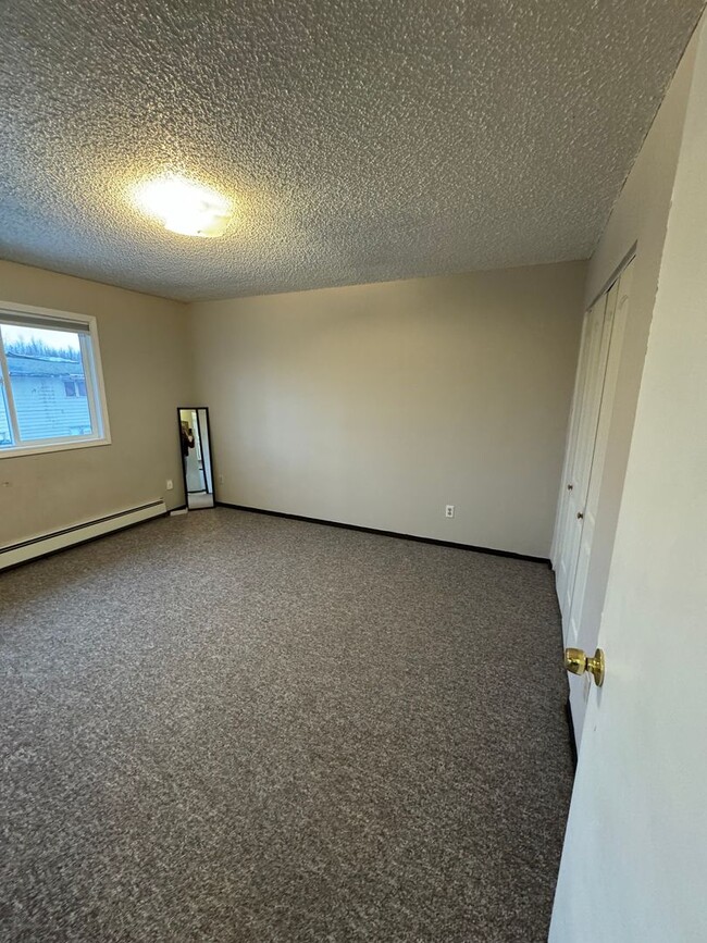 Building Photo - Top floor unit in convenient location