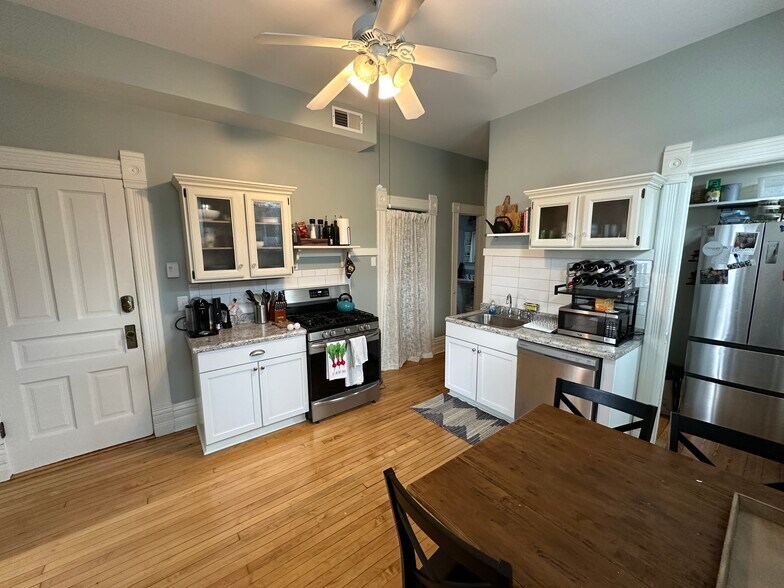 Building Photo - 2234 W Erie St