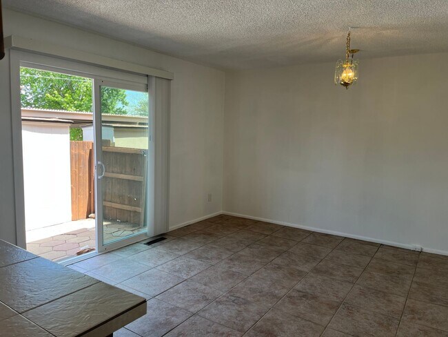 Building Photo - 3 bed 2.5 bath townhome