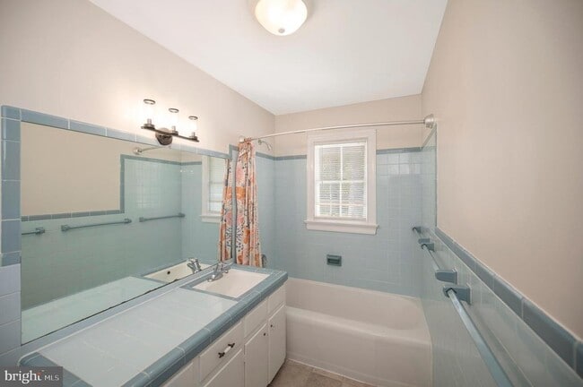 Building Photo - 1732 Beverly Dr