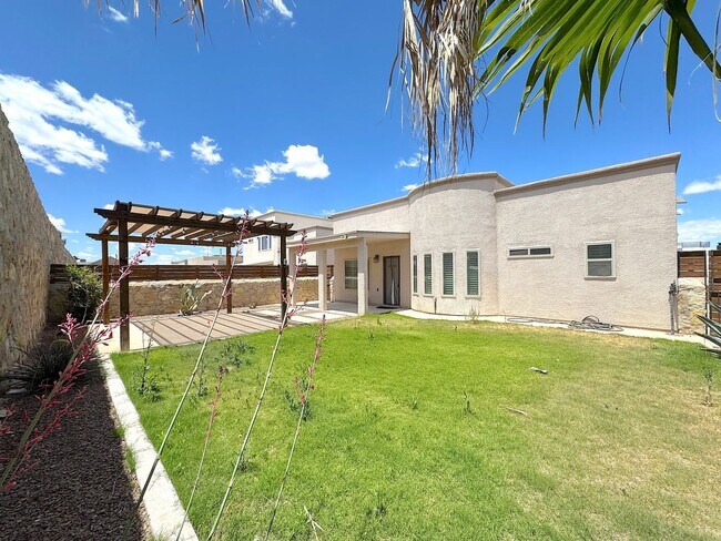 Building Photo - West El Paso 4 bed refrig A/C Home in Ench...