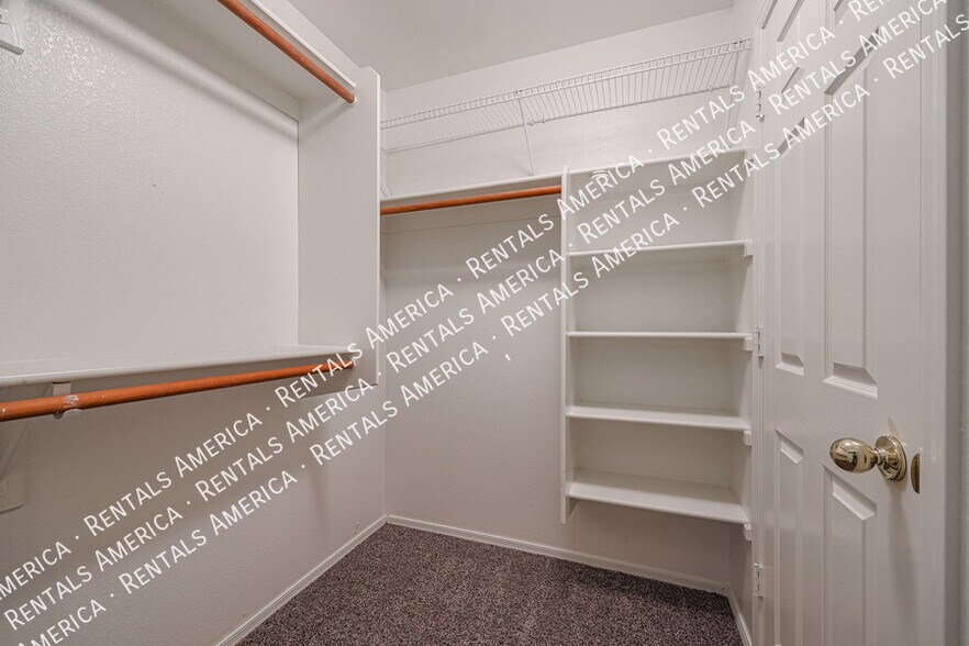 Building Photo - 5515 E Farmdale Ave