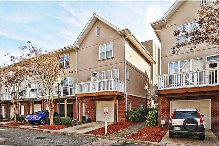 Building Photo - 216 S Cedar St