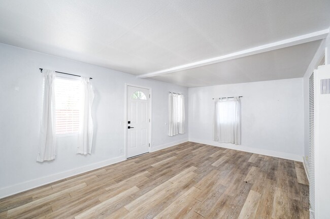 Building Photo - Awesome 2 Bed 1 Bath Remodeled House with Gated Front Yard