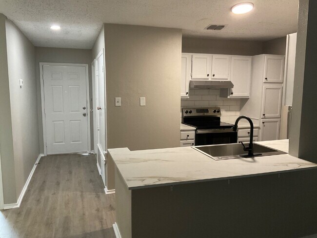 Building Photo - 5512 Lochmoor-