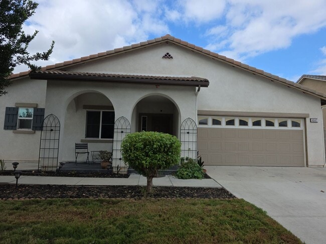 Building Photo - Beautiful Solar Home in Jurupa Valley Available Now!