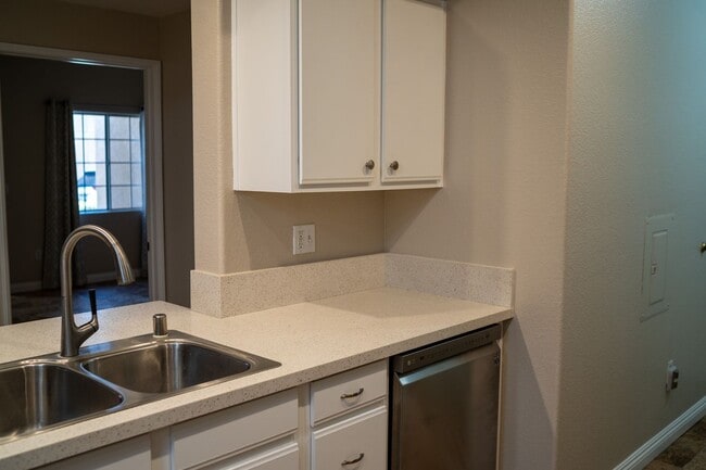 Building Photo - Ground floor spacious 2 Bedroom Condo near pool and gym