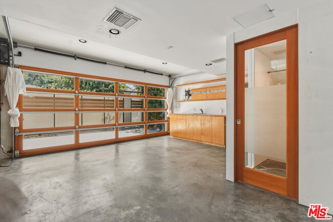 Building Photo - 656 Angelus Pl