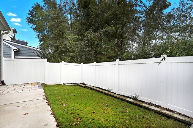 Building Photo - FIRST FLOOR MASTER BEDROOM-END UNIT-GREAT ...