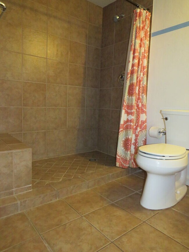 Building Photo - Charming Bungalow Guest House with utilities in Central Tucson