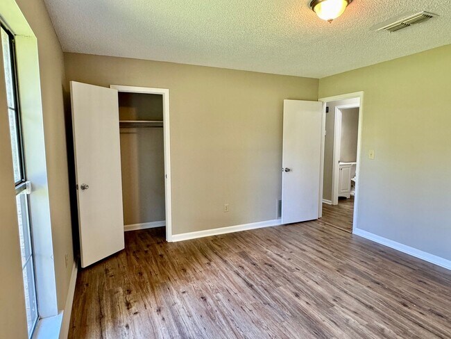 Building Photo - Modern 3-Bedroom Beauty