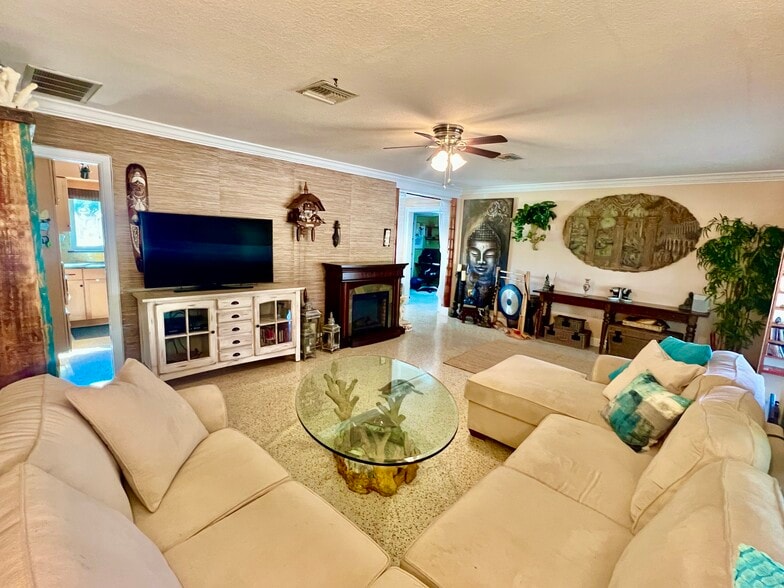 Building Photo - 1490 San Helen Dr